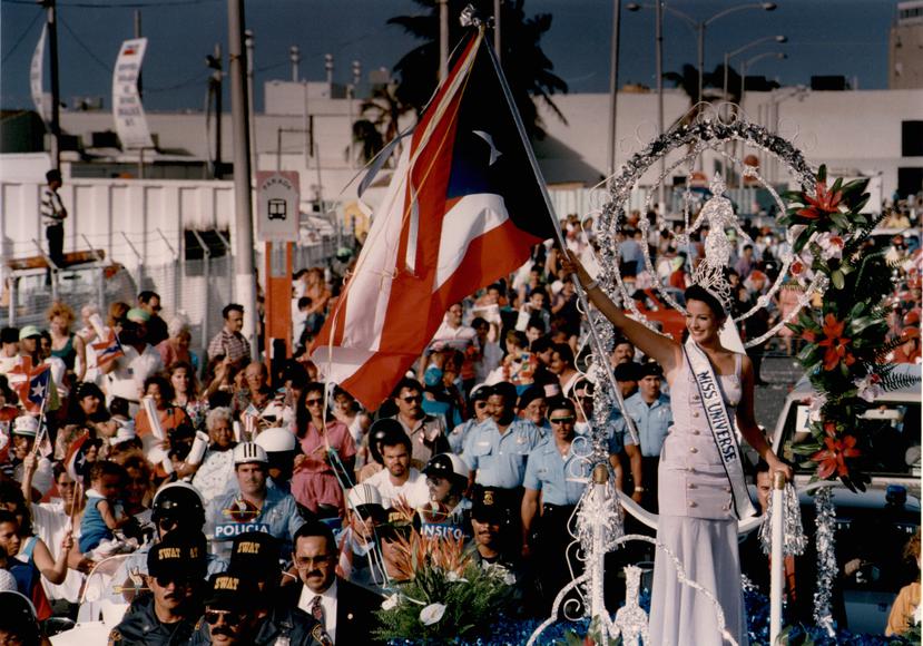 Tras su triunfo, Dayanara Torres saluda a los fanáticos que le dieron una calurosa bienvenida en la Isla.