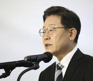 Lee Jae-myung, candidato del Partido Democrático para las elecciones presidenciales del próximo mes de marzo, habla durante una rueda de prensa de Año Nuevo en una planta de Kia Motors en Gyeonggi-do en Corea del Sur.