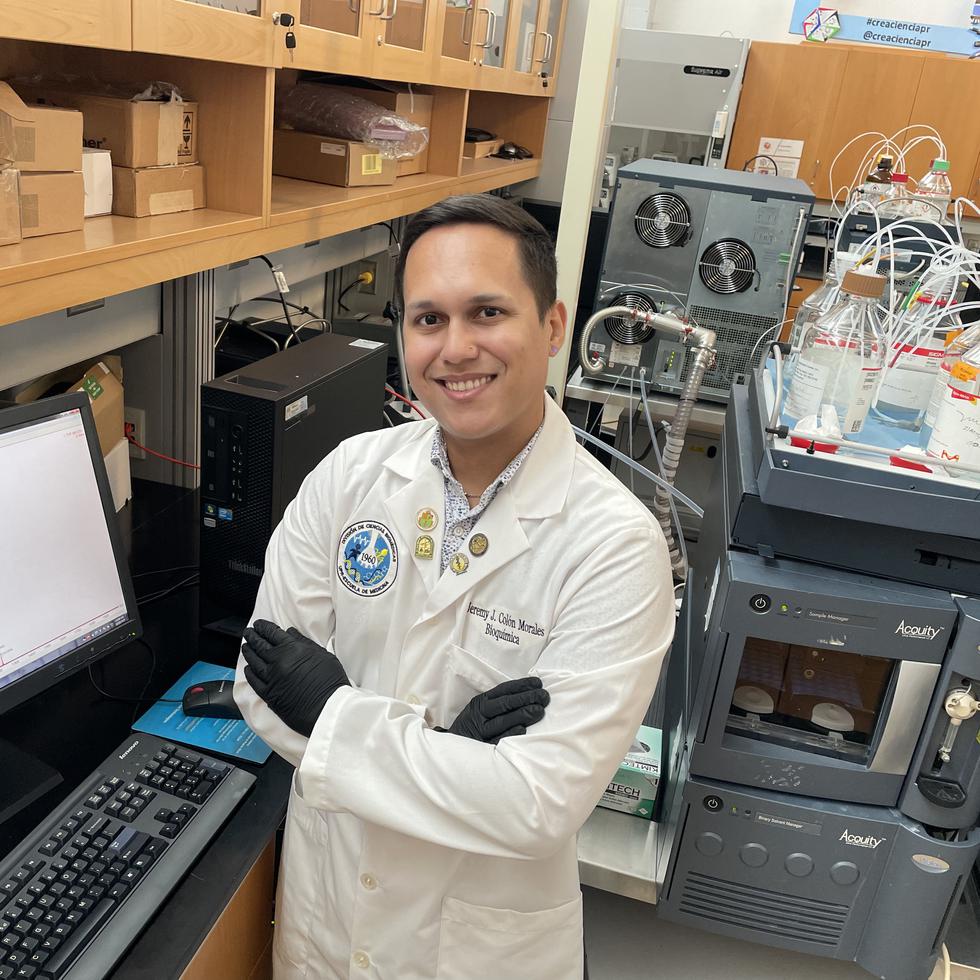 En su investigación, Jeremy Colón Morales está en la fase de identificar cuáles con los compuestos dentro de las vesículas de la membrana externa de E. coli.