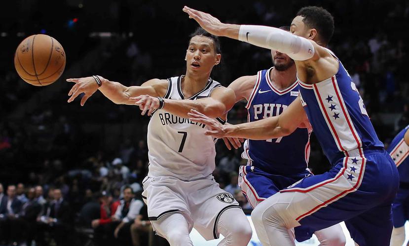 Jeremy Lin (7), de los Nets de Brooklyn, pasa el balón ante la marca de Ben Simmons, derecha, y JJ Redick (17), de los 76ers de Filadelfia, en un juego de pretemporada en Uniondale, Nueva York. (AP)