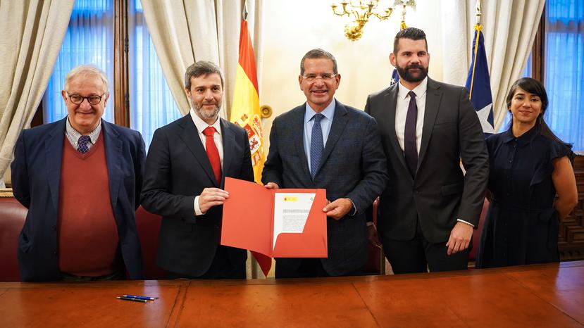 El gobernador Pedro Pierluisi, al centro, acompañado por funcionarios de los gobiernos de Puerto Rico y España.