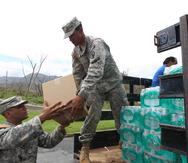 Soldados de la Reserva del Ejército entregaron ayer cargamento de comida en el coliseo Llul Pérez de Adjuntas.