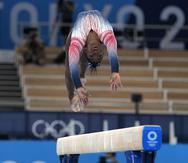 La gimnasta estadounidense Simone Biles durante su ejercicio de viga en la final individual del aparato en los Juegos de Tokio.