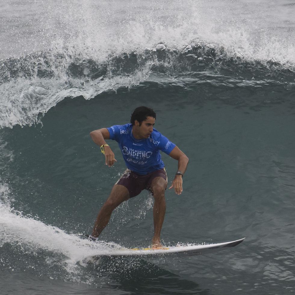 Ricardo Delgado durante una de las olas que tomó en la cancha de Rastrial en la playa La Margínal de Arecibo, correspondiente a su heat de repechaje en segunda ronda.