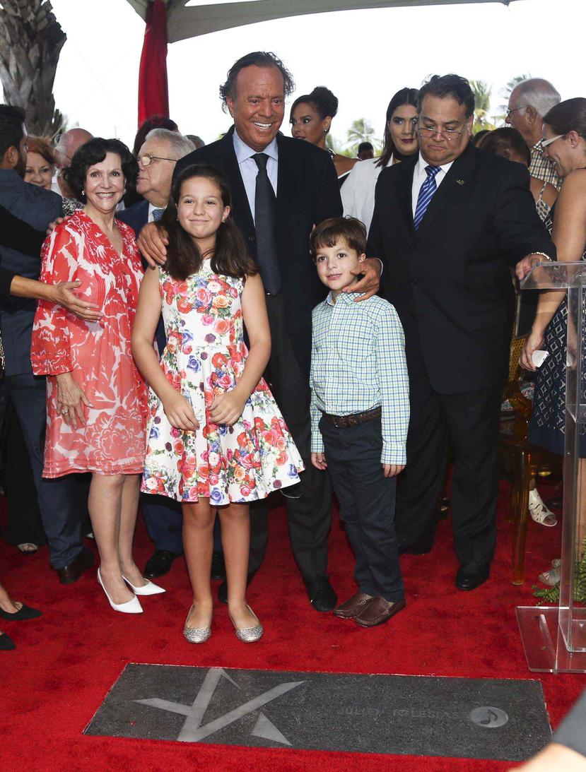 Julio Iglesias, acompañado de familiares y amigos, posan frente a la estrella.