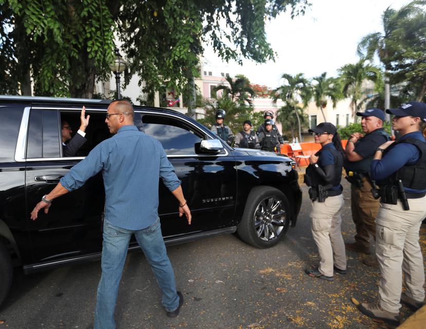 Pedro Pierluisi, quien ocupa la gobernación extendió su brazo para saludar a oficiales de seguridad a su entrada ayer en la tarde a La Fortaleza.