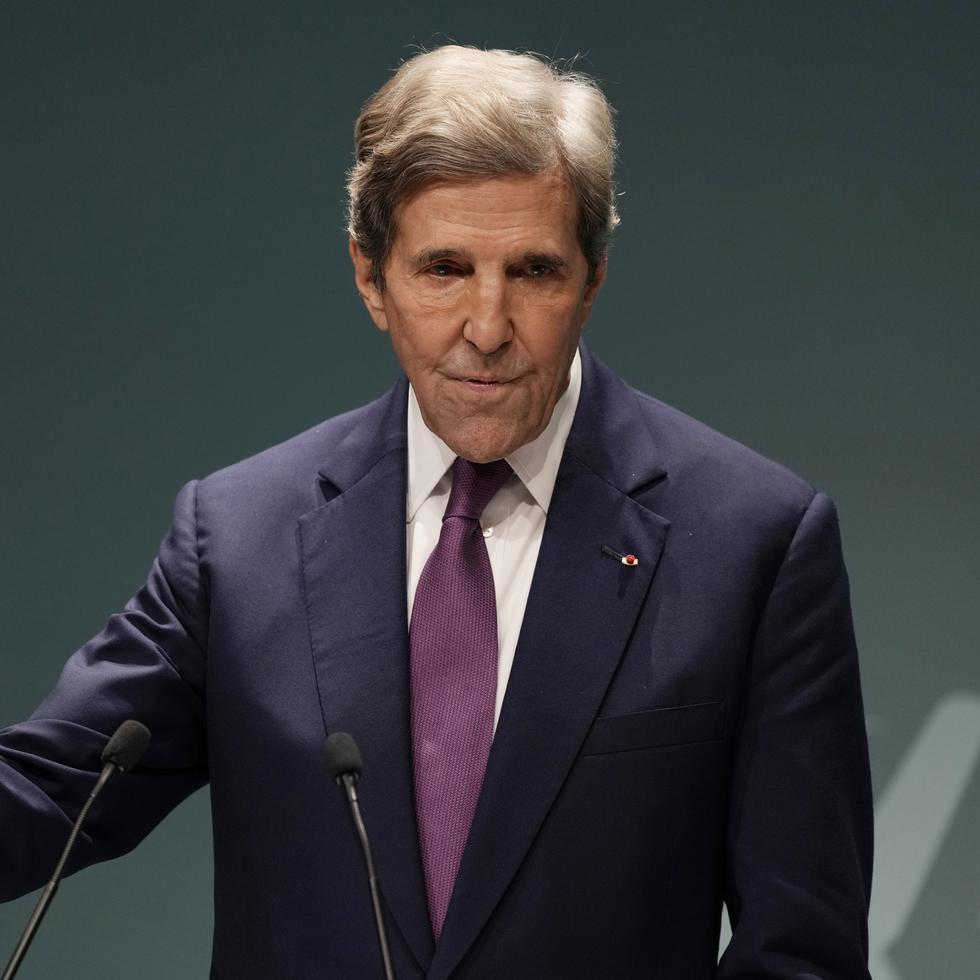 John Kerry, enviado especial de Estados Unidos para el clima, habla en conferencia de prensa en el marco de la cumbre climática de Naciones Unidas COP28, el 6 de diciembre de 2023, in Dubái, Emiratos Árabes Unidos.
