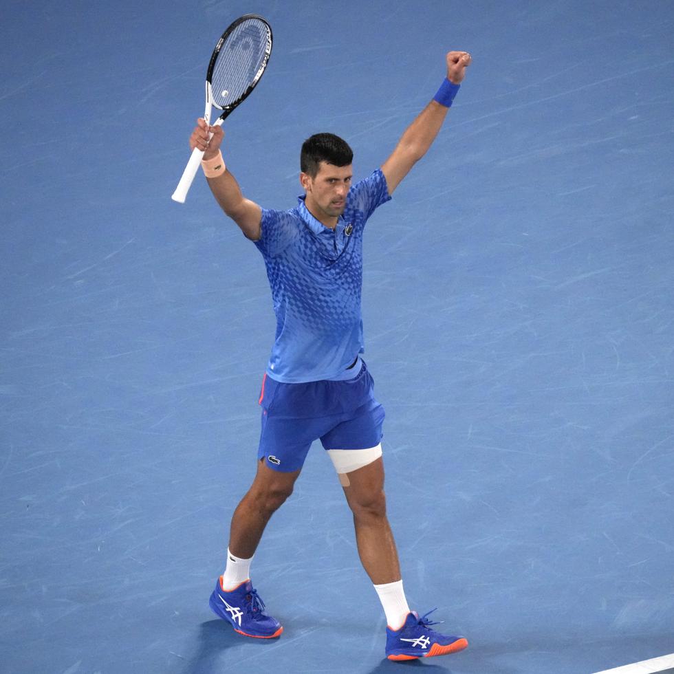 Novak Djokovic celebra su victoria ante Grigor Dimitrov para adelantar a los octavos de final en el Abierto de Australia.
