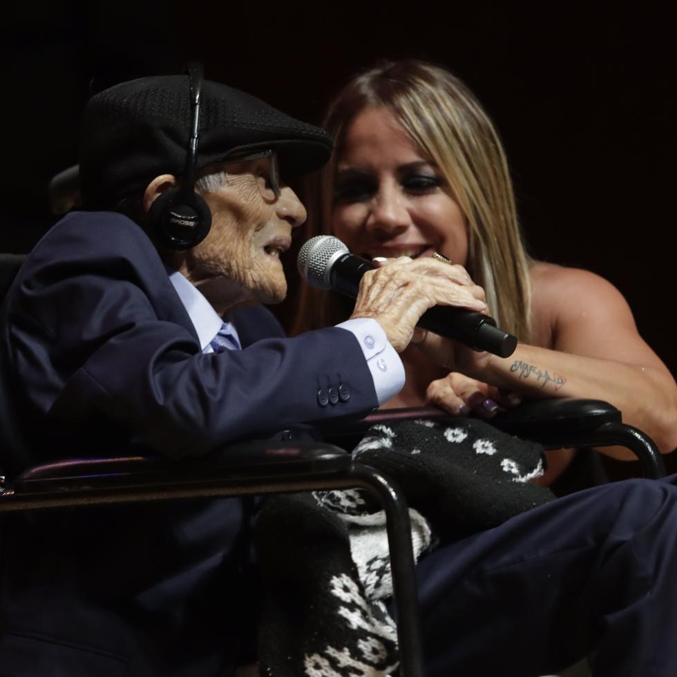 La cantante Melina León interpretó “Nuestro Juramento” durante el evento en celebración de los 109 años de don Silverio Pérez.