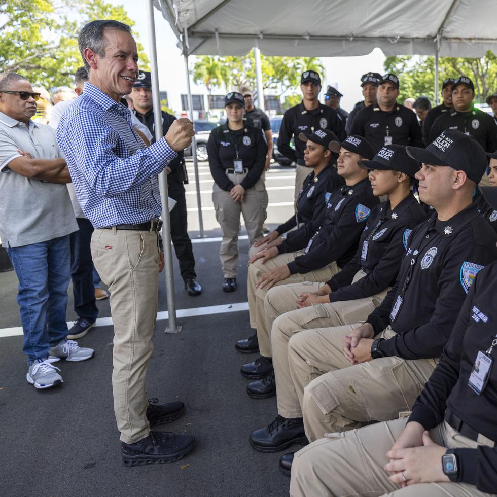 El alcalde de San Juan, Miguel Romero Lugo, se ha comprometido con subir a $3,000 mensual el salario de los cadetes en el próximo cuatrienio