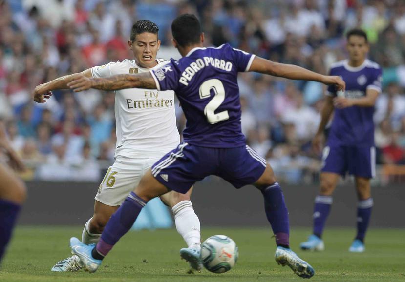 James Rodríguez maneja el balón contra Pedro Porro en el encuentro entre el Real Madrid y el Valladolid. (AP)