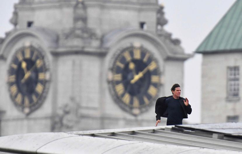 El actor Tom Cruise corre por el techo de la estación Blackfriars en Londres, durante la filmación de la próxima cinta de la serie Misión Imposible el sábado 13 de enero de 2018. (John Stillwell/ AP)