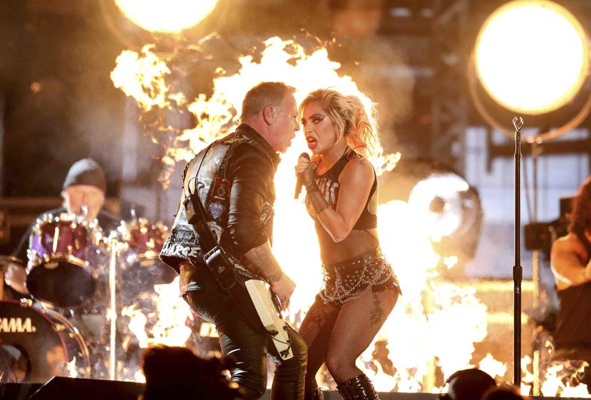 Lady Gaga y James Hetfield de Metallica interpretan "Moth Into Flame" en la ceremonia de los premios Grammy. (Matt Sayles/ Invision / AP)