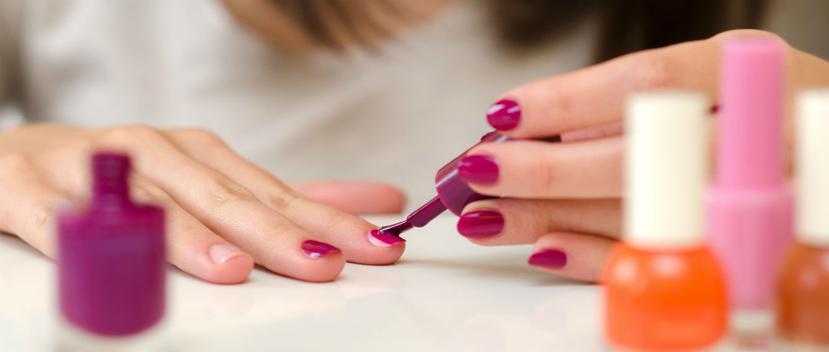 Selecciona el color de esmalte favorito y toma el tiempo necesario para pintar tus uñas. (Foto: Shutterstock)