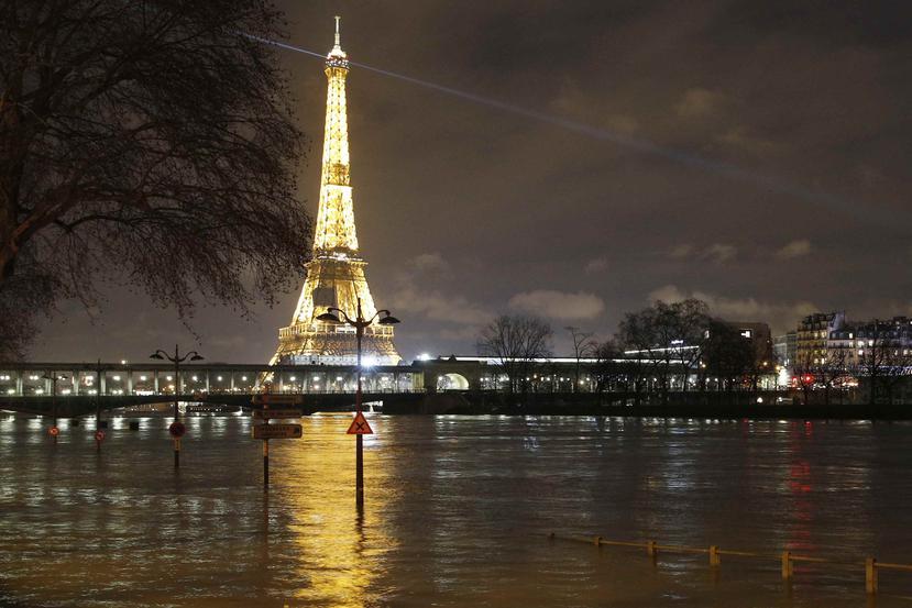 El río Sena lleva varios días crecido. De fondo, la torre Eiffel. (AP)