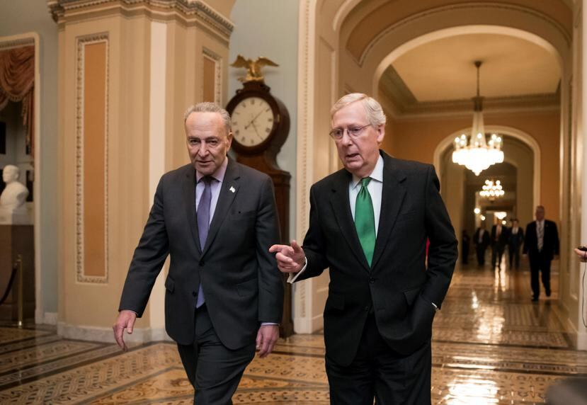 Los líderes demócrata y republicano en el Senado, Chuck Schumer y Mitch McConnell, respectivamente, colaboraron para llegar al acuerdo presupuestario. (AP)