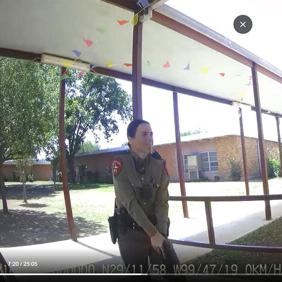 Esta imagen de un video publicado por la ciudad de Uvalde, Texas, muestra a la agente Crimson Elizondo respondiendo a un tiroteo el 24 de mayo de 2022 en la Escuela Primaria Robb, en esa localidad.