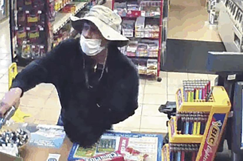 Un video de seguridad muestra a un hombre, presuntamente William Rosario López, con una pistola en una tienda de abastecimientos en Connecticut.  (AP)
