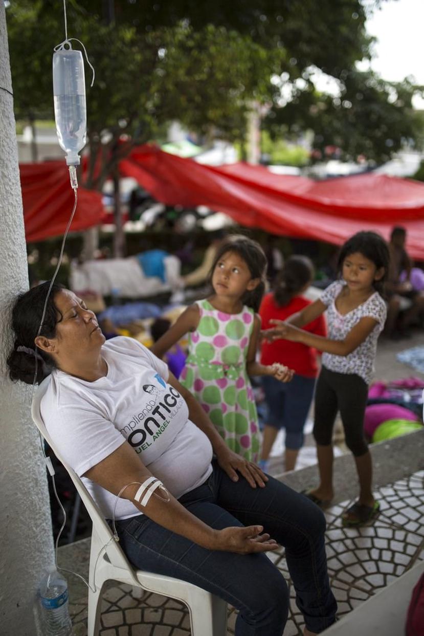 Una migrante hondureña deshidratada se sienta en una silla para ser atendida. (AP / Rodrigo Abd)