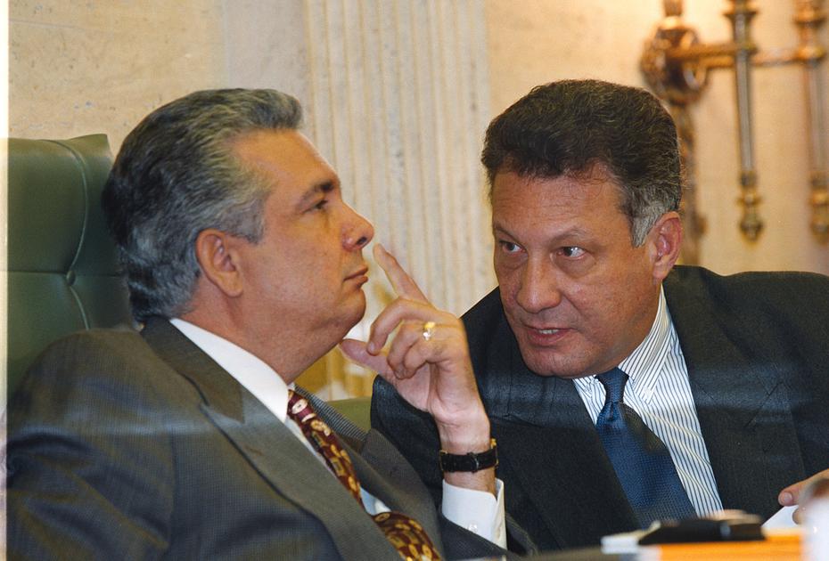 Misla Aldarondo escucha al representante José Granados Navedo durante una sesión de la Cámara celebrada el 14 de junio de 1999.