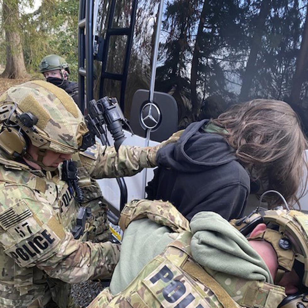 Esta fotografía proporcionada por la Fuerza Operativa contra Fugitivos del Servicio de Alguaciles Federales de Estados Unidos muestra a agentes de este grupo especial y del escuadrón táctico SWAT del condado Bucks durante el arresto de Miles Pfeffer.