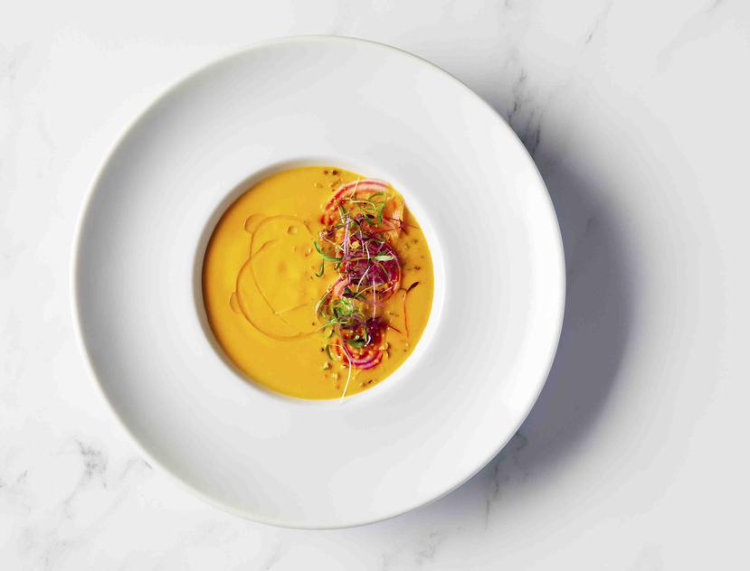 Una sopa fría de betabel amarillo preparada por el chef ejecutivo del hotel Beverly Hilton Executive Matthew Morgan. El platillo será servido en los Golden Globes el domingo. (AP)