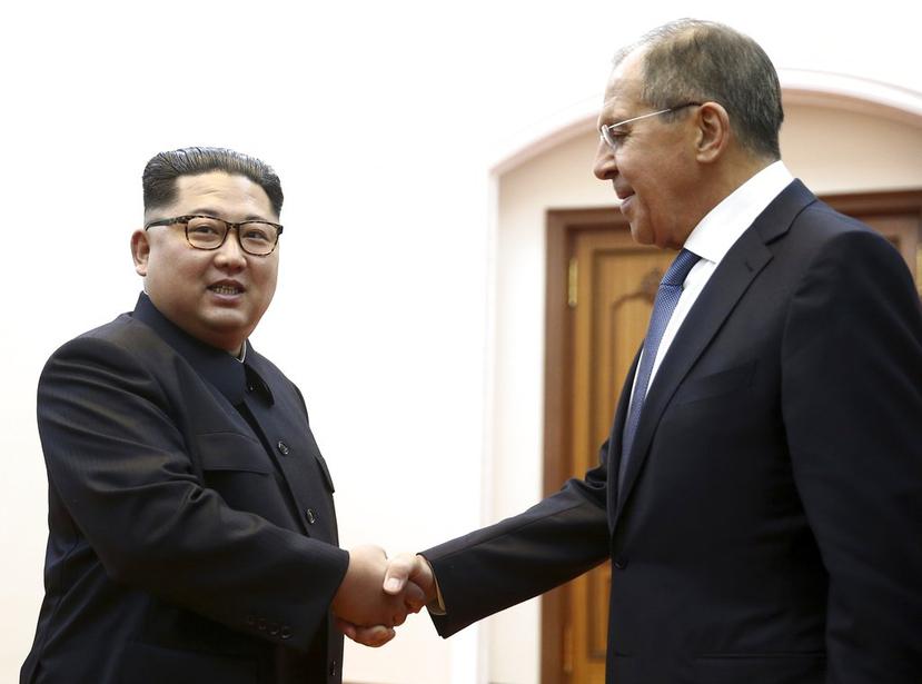 Kim Jong-un (izquierda) y el ministro de Asuntos Exteriores de Rusia, Sergei Lavrov, estrechan sus manos durante una reunión en Pyongyang, Corea del Norte ( Valery Sharifulin / Agencia TASS vía AP).