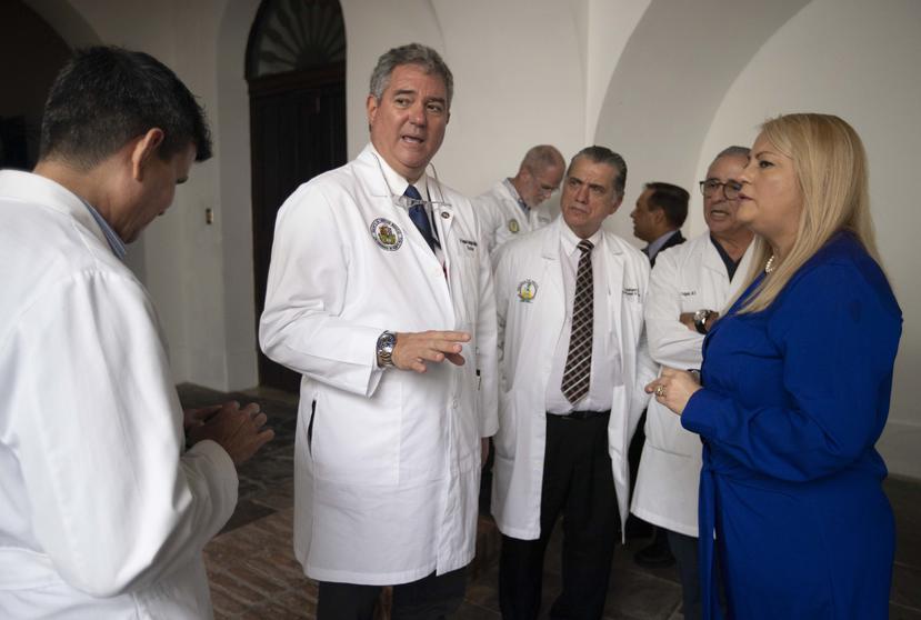 La gobernadora Wanda Vázquez Garced, derecha, conversa con el doctor Segundo Rodríguez, líder del task force contra el coronavirus.