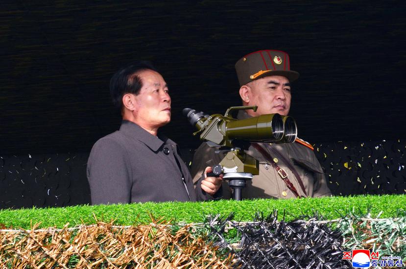 El alto funcionario Pak Jong Chon (izquierda) inspecciona una competición de fuego de artillería del ejército en un lugar no revelado.