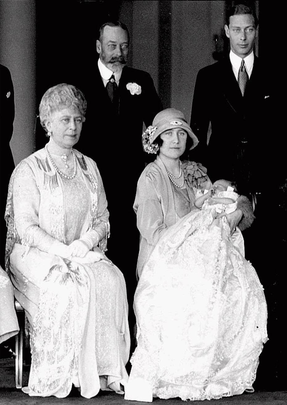 Bautizo de Elizabeth II en 1926. En la foto, la actual reina es cargada en brazos por su madre, Elizabeth I. Junto a ellas, su abuela, Mary de Teck. En la parte de atrás, George V y George VI, abuelo y padre, respectivamente. (Archivo)