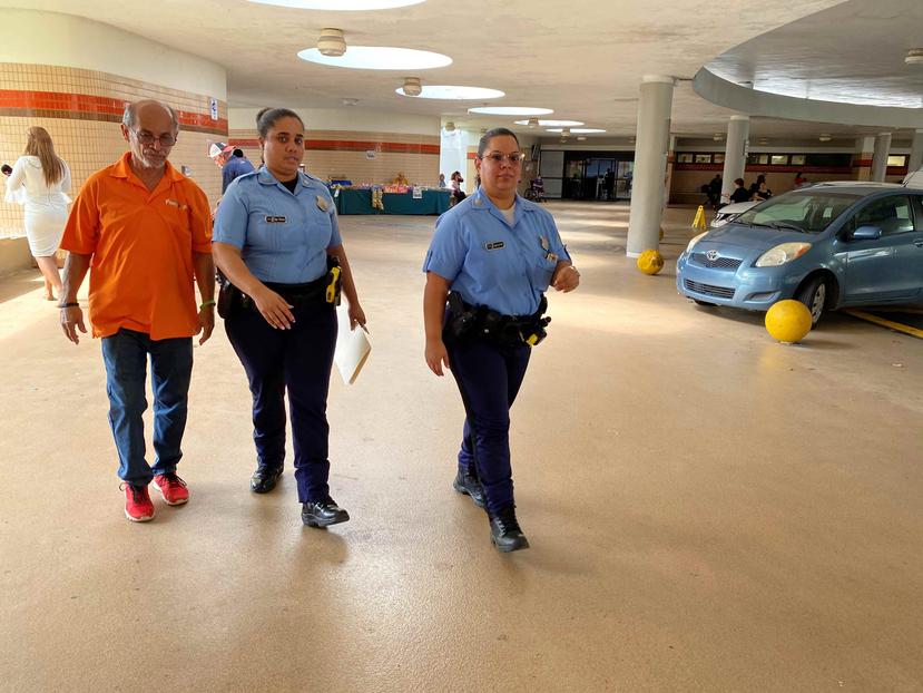 Carlos Negrón, padre de Karla Michelle, quien falleció por una bala disparada al aire en la despedida del año 2011, llega a Centro Médico. (GFR Media)