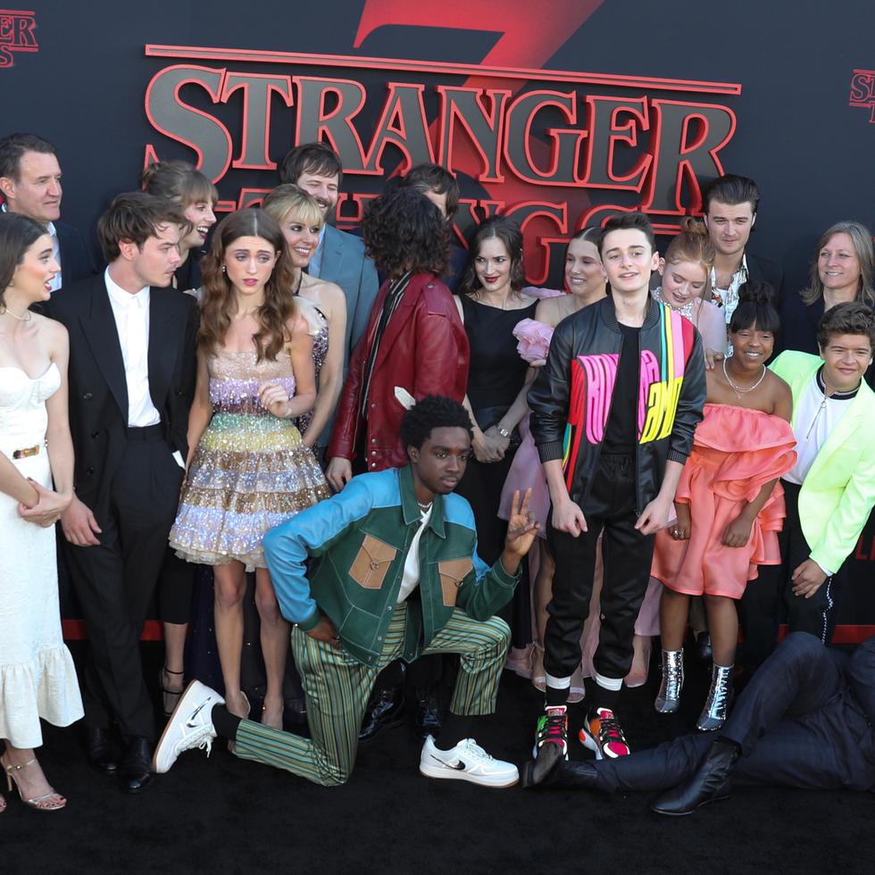 El elenco de la tercera temporada de la serie “Stranger Things”, la cual Netflix aseguró que batió el récord de audiencia de un estreno en su plataforma.