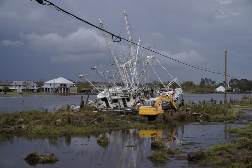 Un bote dañado por las inundaciones después del huracán Ida en Lafitte, Luisiana.