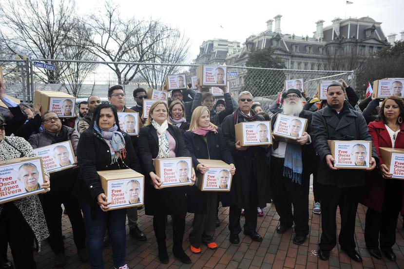 Líderes políticos, familiares y activistas cargaron 35 cajas que contienen sobre 105,000 peticiones adicionales en reclamo de que Obama otorgue clemencia a Oscar López Rivera. (Especial GFR Media / Akash Ghai)