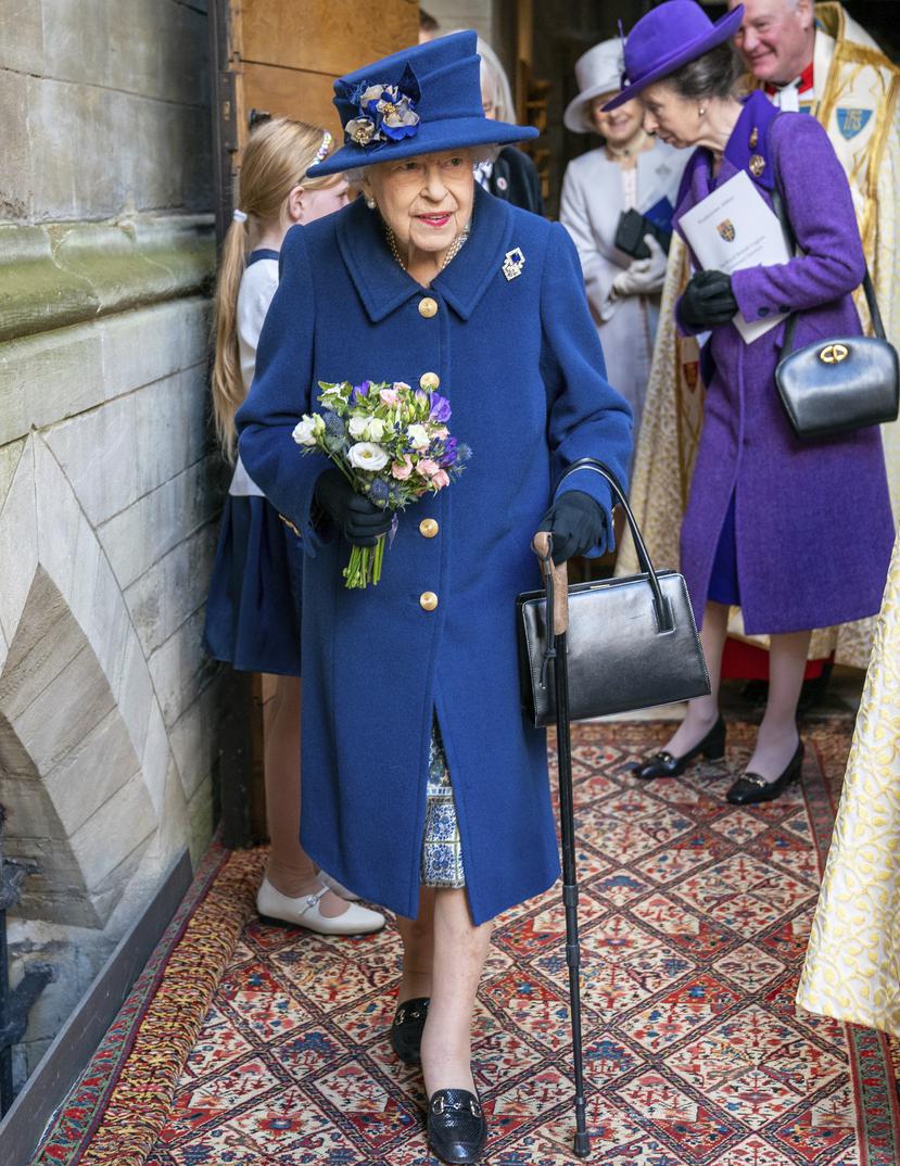 La reina  sonrió y pareció moverse sin problemas mientras caminaba hacia su asiento en la iglesia. (Foto: AP)