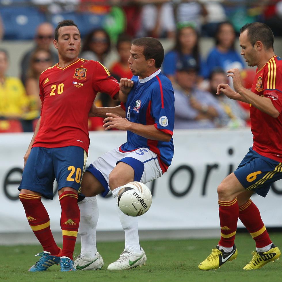 El juego cerró 2-1 a favor de la La Roja. En la foto, Santiago Cazorla (20) y Andrés Iniesta (6), de España, y Fernando González (15), de Puerto Rico.