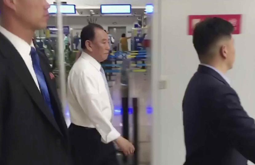 Kim Yong Chol (con camisa), exjefe de inteligencia militar que ahora es el máximo responsable de relaciones intercoreanas para Kim Jong Un, camina por el aeropuerto de Beijing, China. (AP)