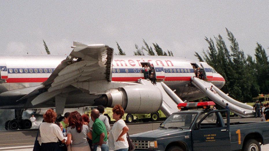 Emergencia de un vuelo de American Airlines en el que el motor del avión se incendio, el 7 de septiembre de 1998.