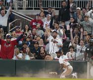 Travis Demeritte, de los Braves de Atlanta, es ovacionado tras una atrapada en el juego ante los Cubs de Chicago.