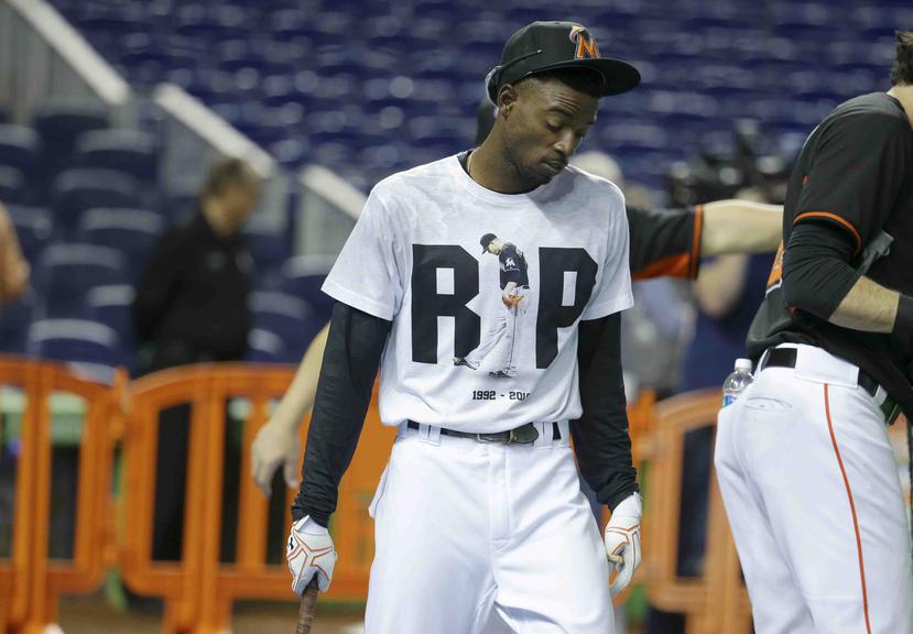 El jugador de segunda base de los Marlins, Dee Gordon, luce una camisa recordando la muerte de su compañero de equipo José Fernández. (AP)