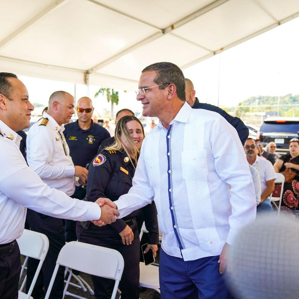 El gobernador Pedro Pierluisi (centro) entregó este viernes 88 vehículos nuevos al Departamento de Corrección y Rehabilitación.