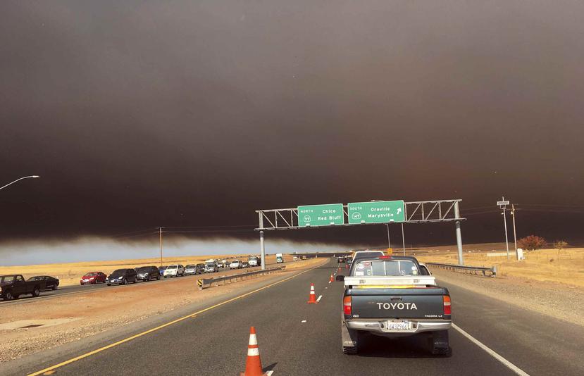 El humo de un incendio forestal cerca de Paradise, California, oscurece el cielo sobre la autopista 99 cerca de Marysville, California. (AP)