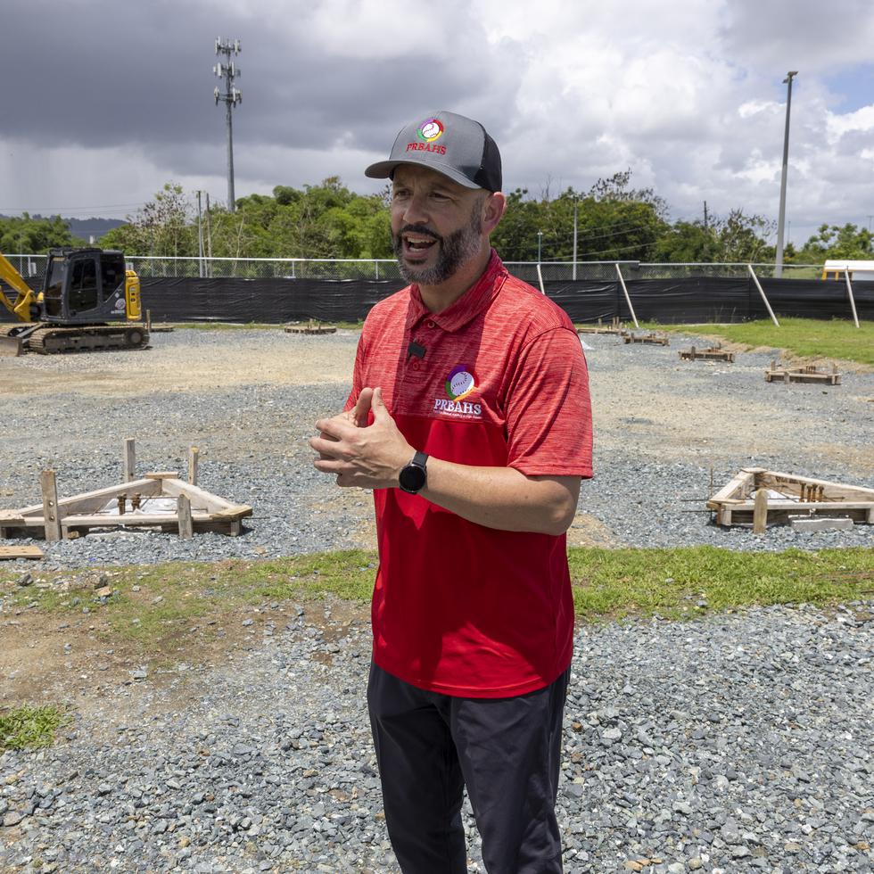 El director ejecutivo de la Puerto Rico Baseball Academy, el exjugador de Grandes Ligas Jesús "Motorita" Feliciano, explica los ofrecimientos que tendrá la moderna instalación una vez concluida.