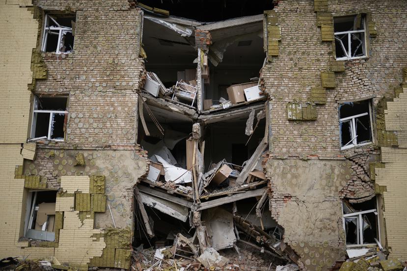 Escombros cuelgan de un edificio residencial bombardeado en Bakhmut, en el este de Ucrania, el 28 de mayo de 2022.
