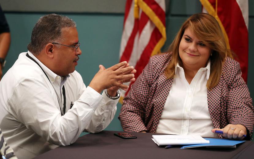 El secretario de Salud, quien aparece en la foto junto a la comisionada residente, Jenniffer González, indicó que la asignación de fondos para el Medicaid se logró tras meses de cabildeo. (GFR Media)