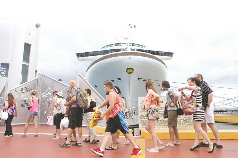 Turistas en el área portuaria de San Juan. (GFR Media)