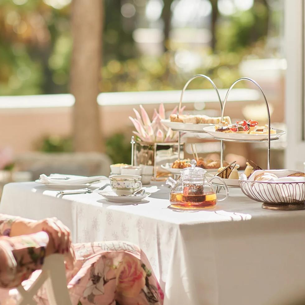 En el elegante hotel Mount Nelson en Ciudad del Cabo, Sudáfrica, puedes disfrutar del té o de una copa de champán, además de una variedad de tés, pasteles, dulces y emparedados.