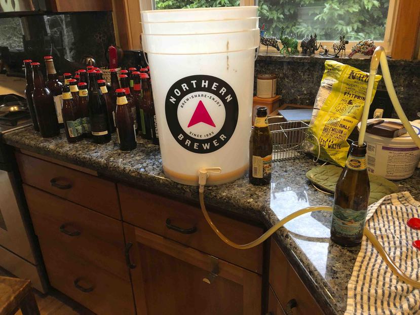 Esta fotografía del 28 de marzo de 2020 muestra el embotellado de una cerveza casera en Salem, Oregon. (AP)