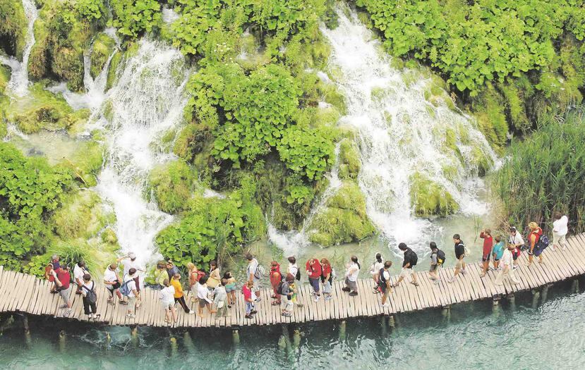 Además de experiencias únicas y nuevos destinos, en los viajes de lujo, se busca hacer actividades en las que haya conexión humana con el destino, como el Parque Nacional de los Lagos de Plitvice, en Croacia.  (Archivo GFR Media)