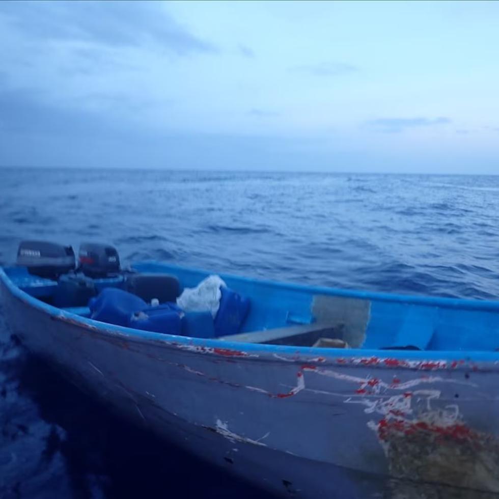 Imagen suministrada por la Guardia Costera de una de las embarcaciones donde navegaban migrantes en el canal de la Mona.